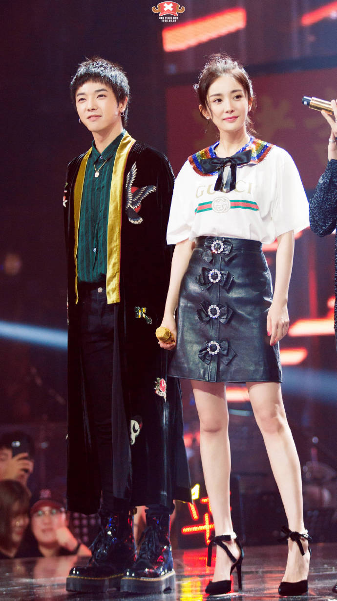 杨幂探班华晨宇演唱会彩排,异性缘越来越好|郭敬明|杨幂|华晨宇_新浪