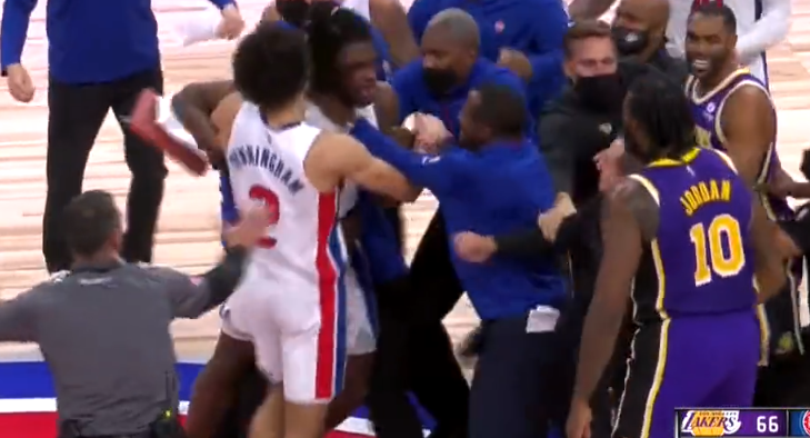 冲突！詹姆斯肘击活塞悍将，血流满面，生涯第二次直接被驱逐休闲区蓝鸢梦想 - Www.slyday.coM