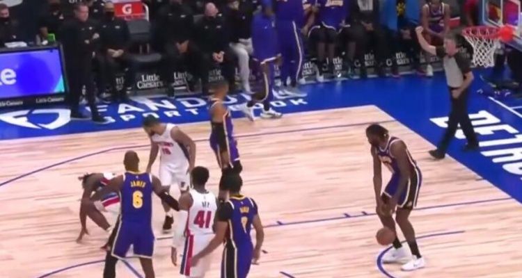 官宣!国王火速换帅,汤普森还有15场比赛复出,詹姆斯被禁赛休闲区蓝鸢梦想 - Www.slyday.coM 官宣!国王火速换帅,汤普森还有15场比赛复出,詹姆斯被禁赛休闲区蓝鸢梦想 - Www.slyday.coM