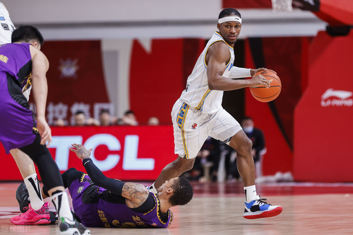 广东队:克拉伦斯.威姆斯(身高:198cm,位置:sgsf)