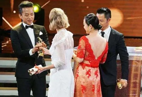 明星遇见前任名场面:李现baby让c位,邓伦偷看金晨休闲区蓝鸢梦想 - Www.slyday.coM 明星遇见前任名场面:李现baby让c位,邓伦偷看金晨休闲区蓝鸢梦想 - Www.slyday.coM