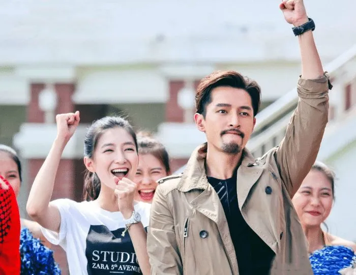 明星遇见前任名场面:李现baby让c位,邓伦偷看金晨休闲区蓝鸢梦想 - Www.slyday.coM 明星遇见前任名场面:李现baby让c位,邓伦偷看金晨休闲区蓝鸢梦想 - Www.slyday.coM