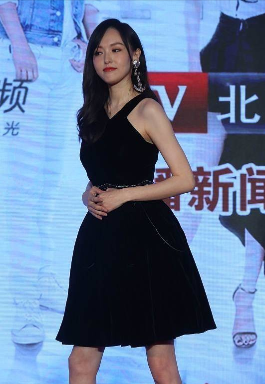 唐嫣不愧是新晋辣妈裙子要选超短的和年轻女孩没差啥