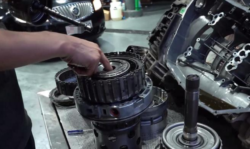 男子开辉腾去年检一加油门把变速箱干报废检测站态度让人生气