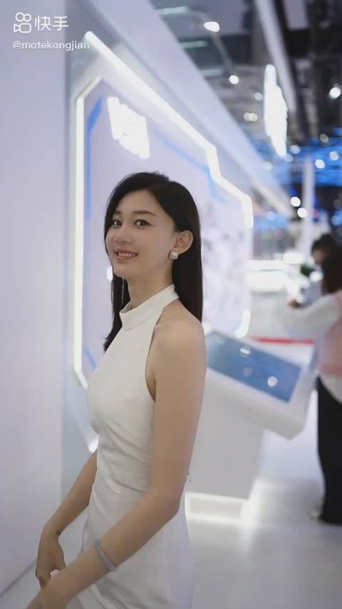 模特空间模特张芮尔活动结束回后台