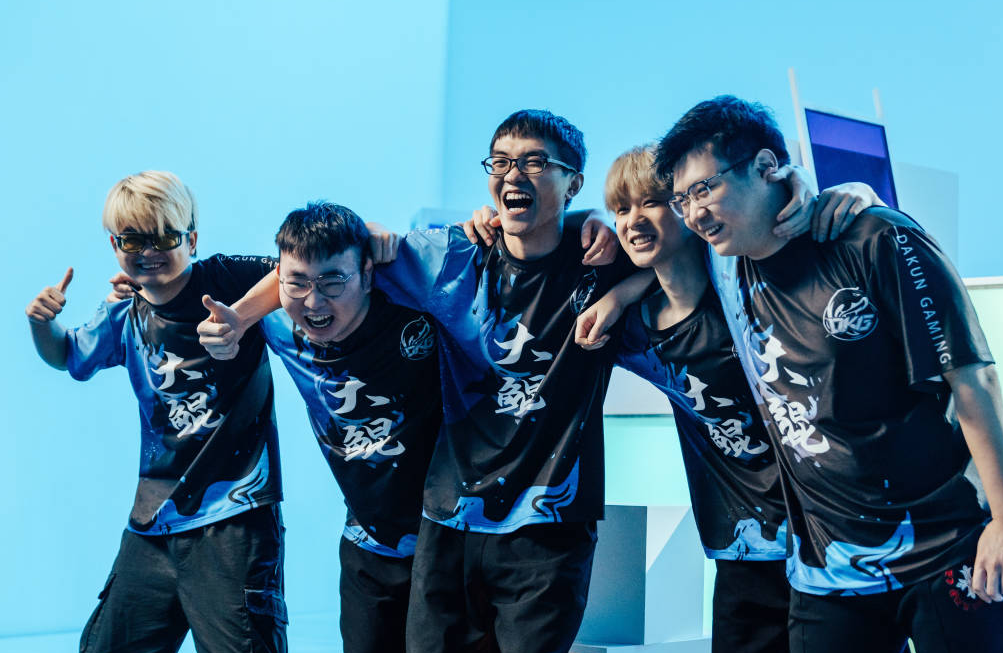 LOL端游、手游两开花！DKG击败TT，勇夺破晓杯世界赛冠军休闲区蓝鸢梦想 - Www.slyday.coM