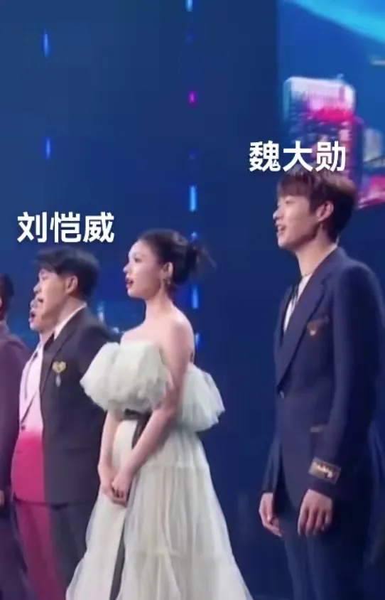 明星遇见前任名场面:李现baby让c位,邓伦偷看金晨休闲区蓝鸢梦想 - Www.slyday.coM 明星遇见前任名场面:李现baby让c位,邓伦偷看金晨休闲区蓝鸢梦想 - Www.slyday.coM