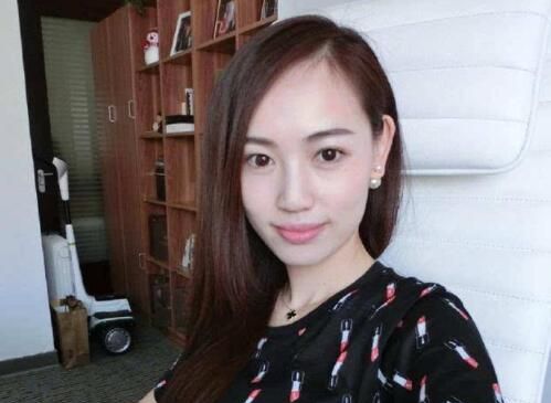 王宝强带新女友冯清见家长疑似好事将近女友不避讳狂抽电子烟