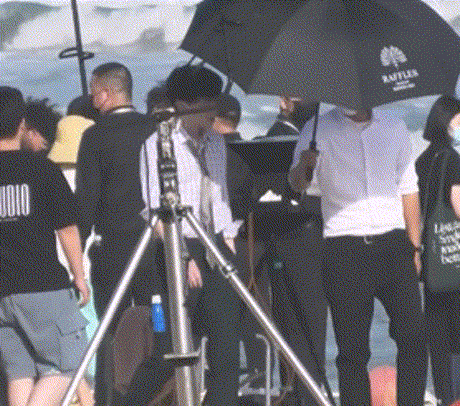 明星遇见前任名场面:李现baby让c位,邓伦偷看金晨休闲区蓝鸢梦想 - Www.slyday.coM 明星遇见前任名场面:李现baby让c位,邓伦偷看金晨休闲区蓝鸢梦想 - Www.slyday.coM