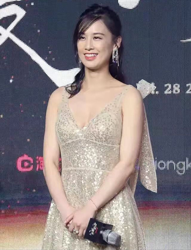 黄圣依瘦下来真好看啊!穿低领装扎马尾辫,造型甜美令人心跳加速休闲区蓝鸢梦想 - Www.slyday.coM 黄圣依瘦下来真好看啊!穿低领装扎马尾辫,造型甜美令人心跳加速休闲区蓝鸢梦想 - Www.slyday.coM