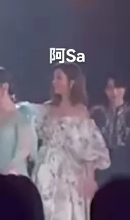 明星遇见前任名场面:李现baby让c位,邓伦偷看金晨休闲区蓝鸢梦想 - Www.slyday.coM 明星遇见前任名场面:李现baby让c位,邓伦偷看金晨休闲区蓝鸢梦想 - Www.slyday.coM