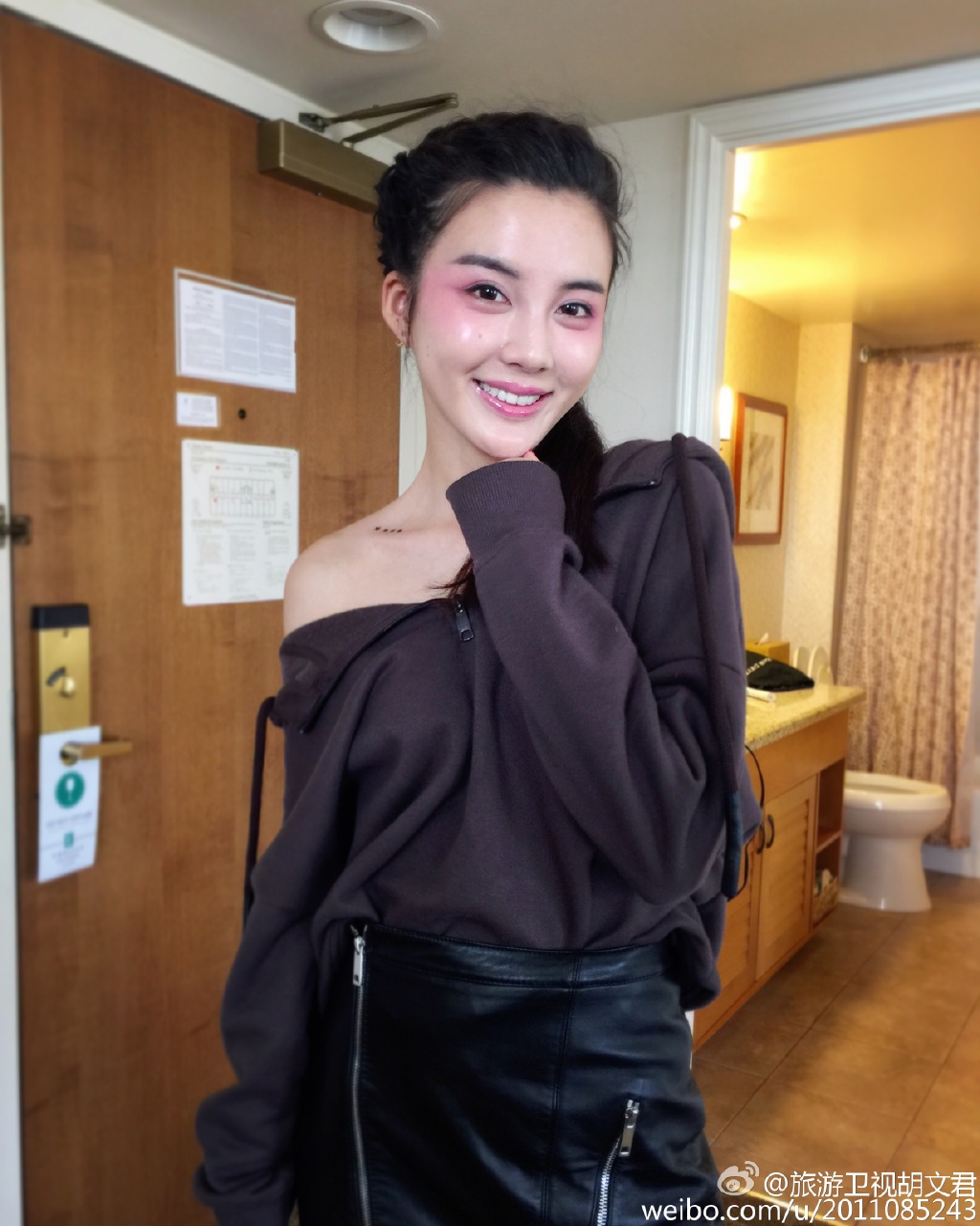 主持人胡文君加入罗永浩团队新奇瑞瑞虎8配劳斯莱斯同款星空顶