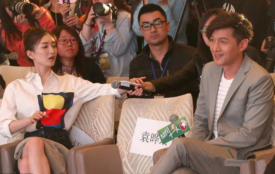 明星遇见前任名场面:李现baby让c位,邓伦偷看金晨休闲区蓝鸢梦想 - Www.slyday.coM 明星遇见前任名场面:李现baby让c位,邓伦偷看金晨休闲区蓝鸢梦想 - Www.slyday.coM