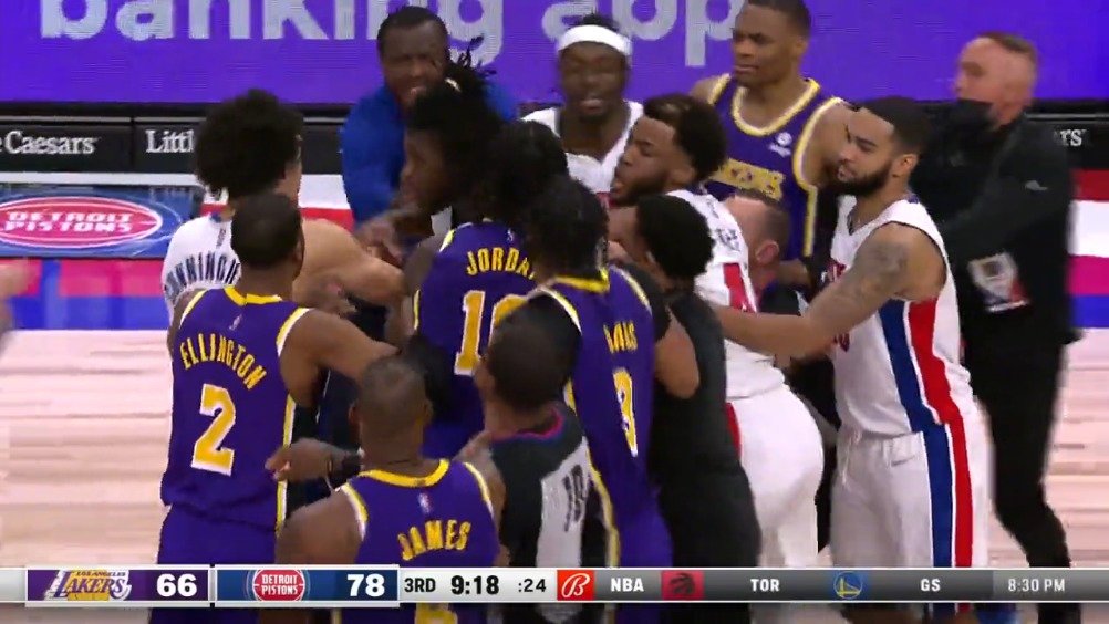 詹姆斯罕见发怒!直接肘击活塞小将,被驱逐拒绝接受采访!休闲区蓝鸢梦想 - Www.slyday.coM 詹姆斯罕见发怒!直接肘击活塞小将,被驱逐拒绝接受采访!休闲区蓝鸢梦想 - Www.slyday.coM