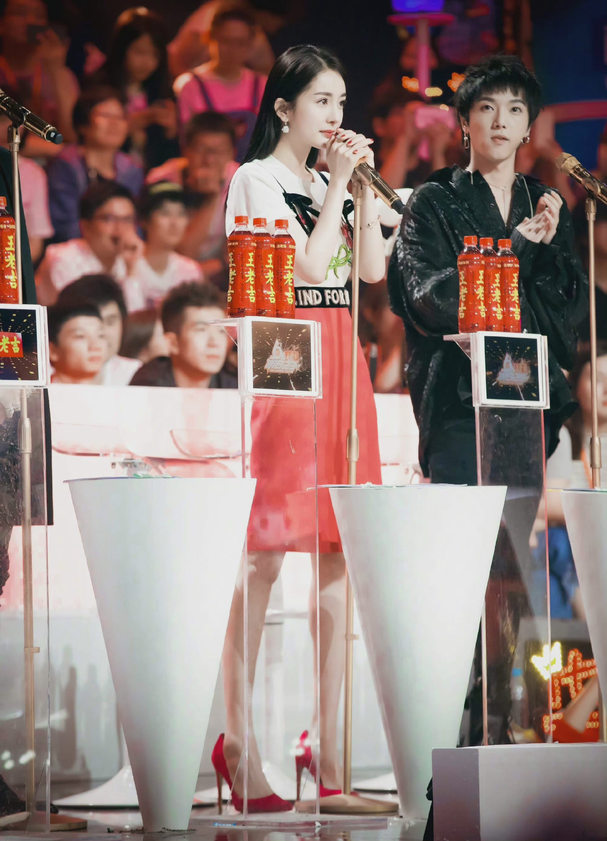 哇又一波神仙友情杨幂探班华晨宇火星演唱会