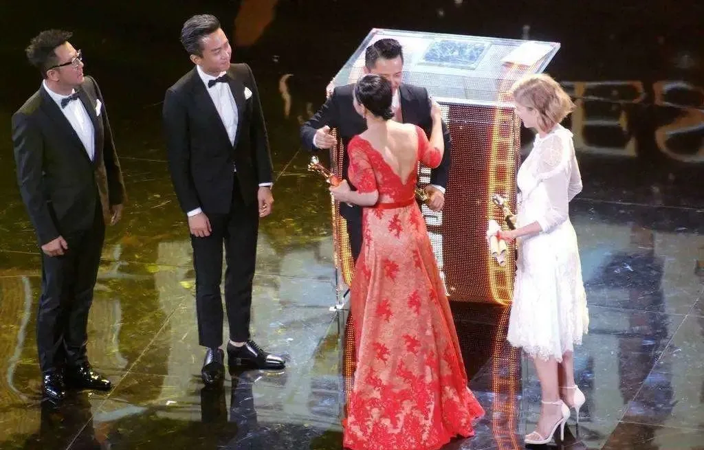 明星遇见前任名场面:李现baby让c位,邓伦偷看金晨休闲区蓝鸢梦想 - Www.slyday.coM 明星遇见前任名场面:李现baby让c位,邓伦偷看金晨休闲区蓝鸢梦想 - Www.slyday.coM