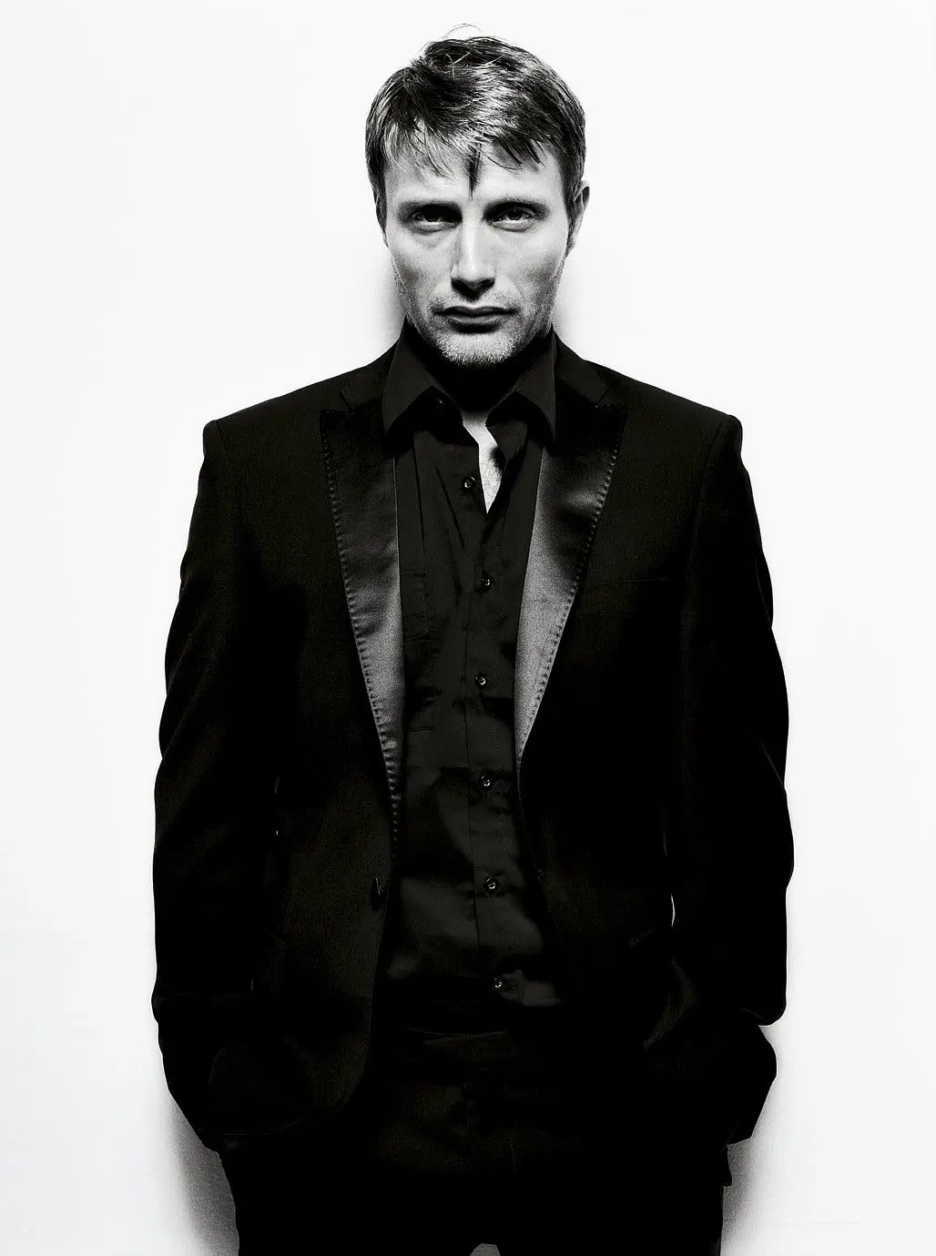麦子叔Mads Mikkelsen 56岁生日快乐！|麦子_新浪新闻