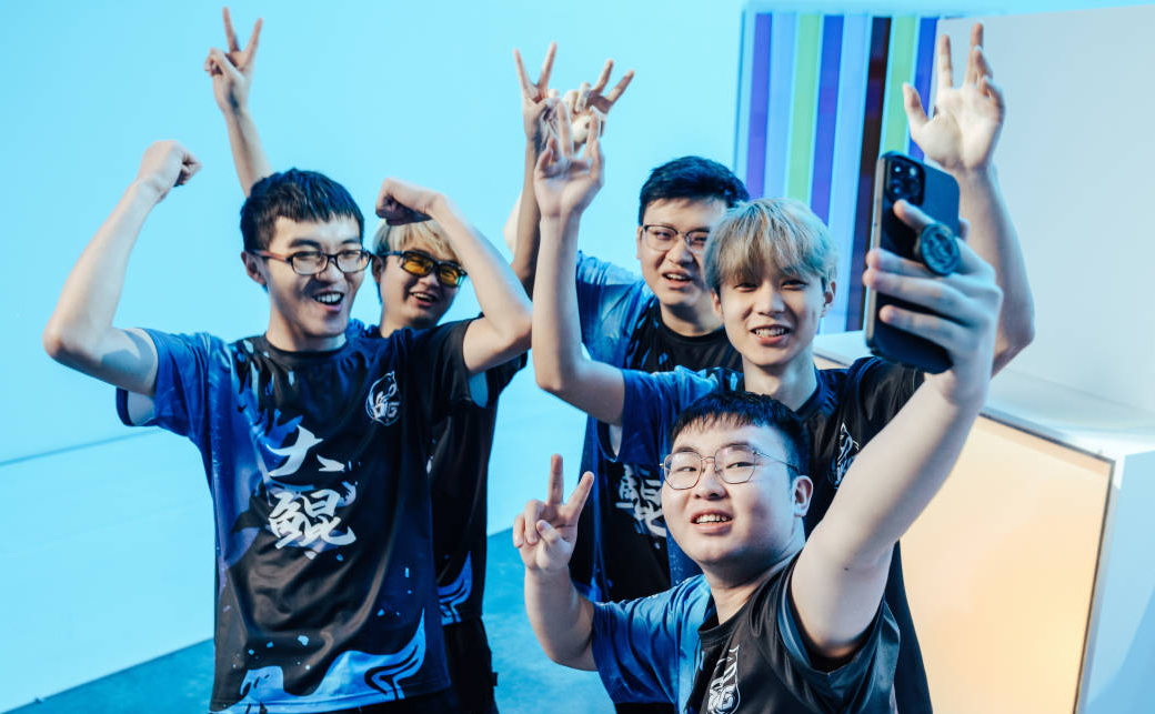 LOL端游、手游两开花！DKG击败TT，勇夺破晓杯世界赛冠军休闲区蓝鸢梦想 - Www.slyday.coM