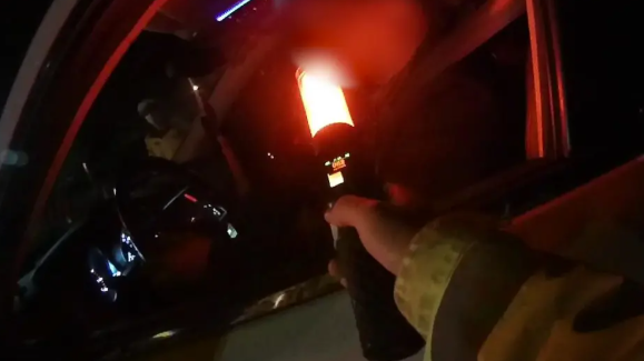 “喝了酒就不要开车！”男子不听儿子劝阻，醉驾上高速被查休闲区蓝鸢梦想 - Www.slyday.coM