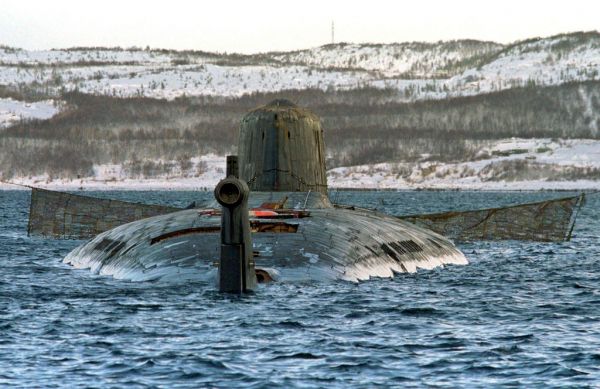 资料图片：这是2001年10月23日，“库尔斯克”号核潜艇艇身在俄罗斯摩尔曼斯克附近的罗斯利亚科沃港口被一个特制的网直接起吊。新华社发