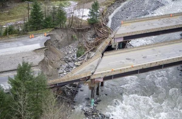 ▲当地时间11月18日，加拿大BC省霍普附近桥梁因洪水而完全损毁。图/新华社