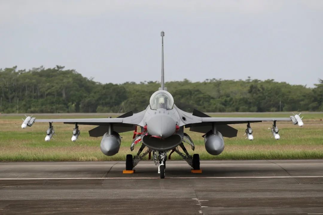 11月18日,在台军嘉义基地展示的一架f-16v战斗机.(欧洲新闻图片社)