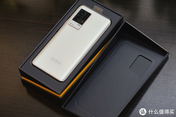 未来已来,高性能旗舰手机iqoo 8双十一入手开箱体验__财经头条