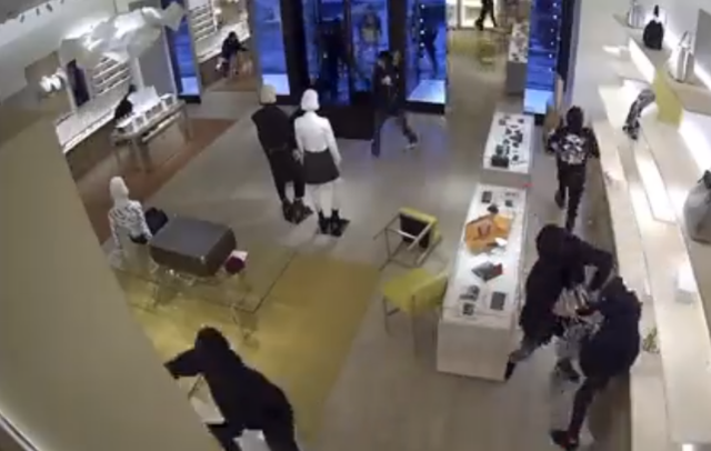 美国一家LV专卖店遭抢劫！匪徒冲进去拿垃圾袋装满商品休闲区蓝鸢梦想 - Www.slyday.coM