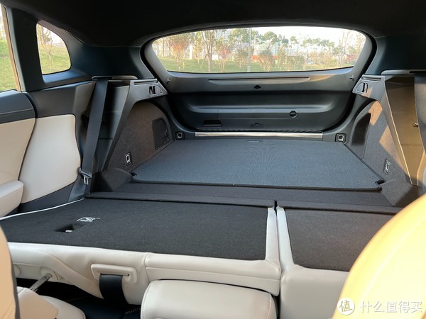 车长车款的优势,后排全部打倒之后,无论是日常的运载能力,还是露营铺
