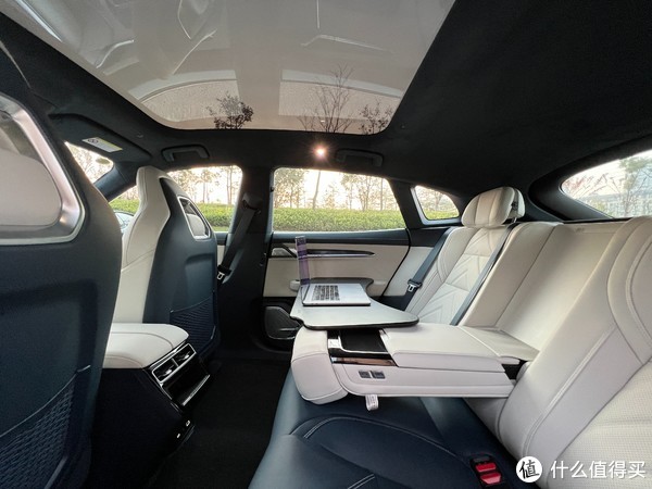 熟悉我的朋友都知道,我经常在车里办公,所以后排有个老板键太香了,用