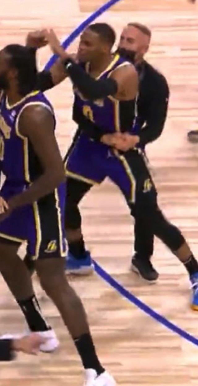 湖人上演全武行！全队合力护詹姆斯，2人被驱逐离场，威少最意外休闲区蓝鸢梦想 - Www.slyday.coM