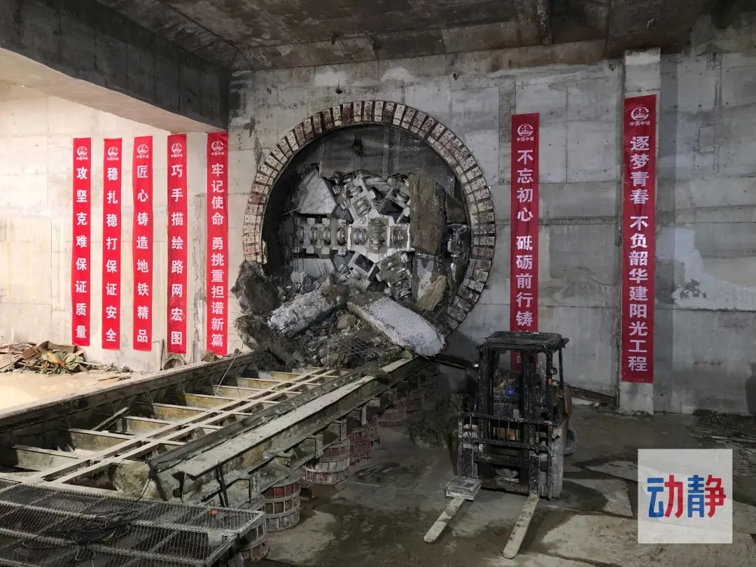 隧道工程长2427米,沿花溪大道走行,隧道顶埋深4