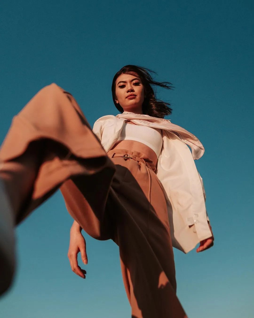 拍人像时以简洁的天空为背景,这类照片更注重人物的肢体语言,让模特