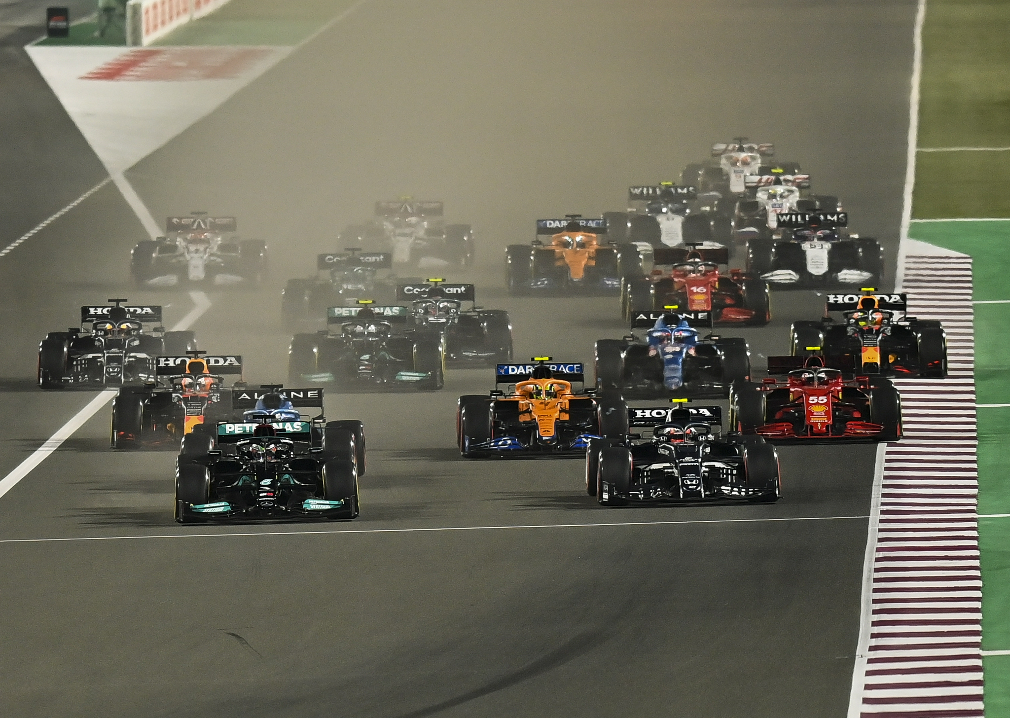 11月21日,汉密尔顿驾驶赛车在比赛中.