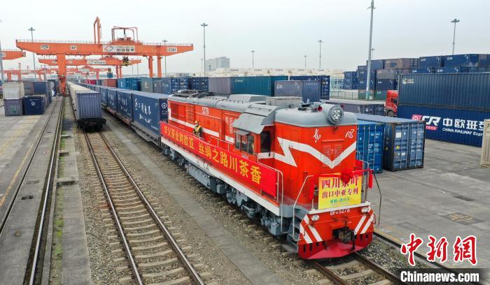 满载着价值410万美元的1300吨四川茶叶的专列从成都国际铁路港出发。白桂斌 摄