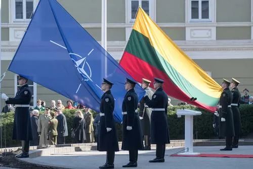 2019年3月，立陶宛首都维尔纽斯，士兵们准备升起北约旗帜和立陶宛国旗。图源：新华社