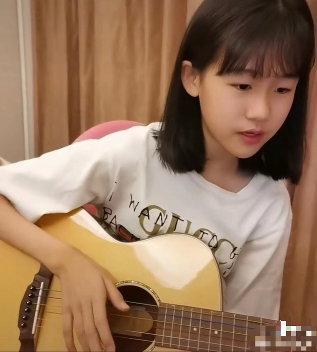 13岁贝儿自弹自唱秀才艺五官精致像极陆毅穿奢侈品t恤气质佳