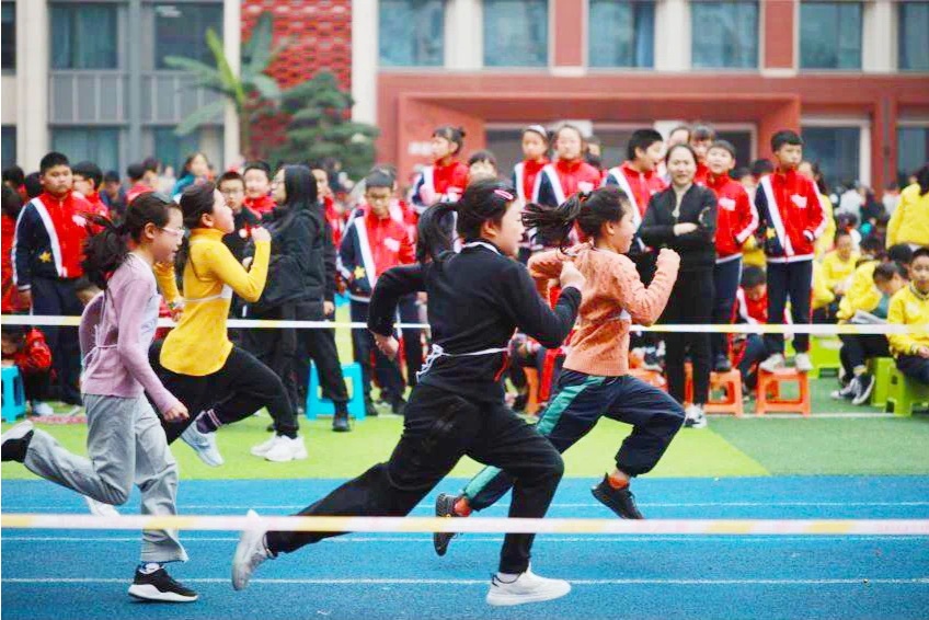 奥运冠军施廷懋为巴蜀小学体育节加油助威