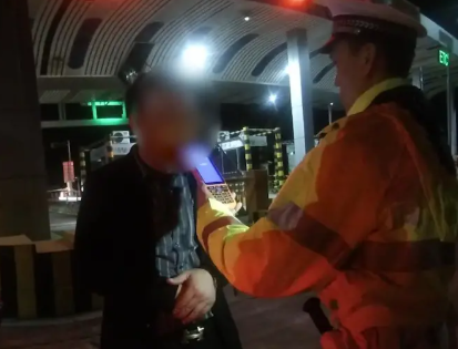 “喝了酒就不要开车！”男子不听儿子劝阻，醉驾上高速被查休闲区蓝鸢梦想 - Www.slyday.coM