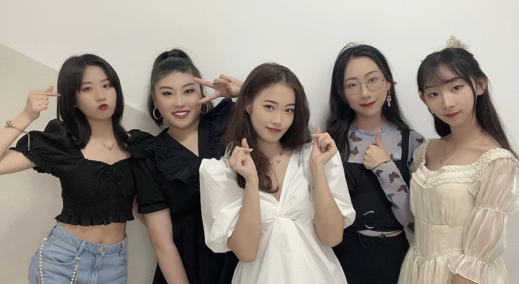 这5个00后上戏女生凭京剧狂揽2000万点赞 ，传统文化点燃Z世代社交圈休闲区蓝鸢梦想 - Www.slyday.coM