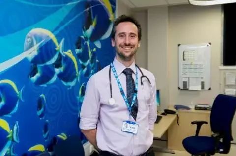 药物开发部门的儿科和青少年神经肿瘤学主任医师费尔南多·卡塞勒医生