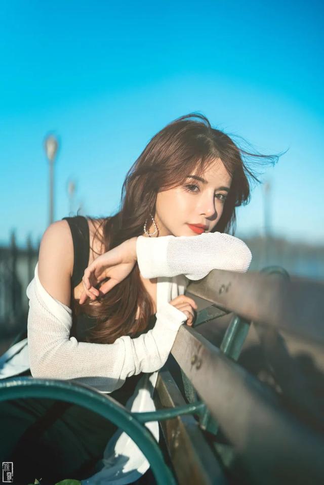 拍人像保罗很有经验,他的照片对曝光的把握很准确,下面再看两张顺光的