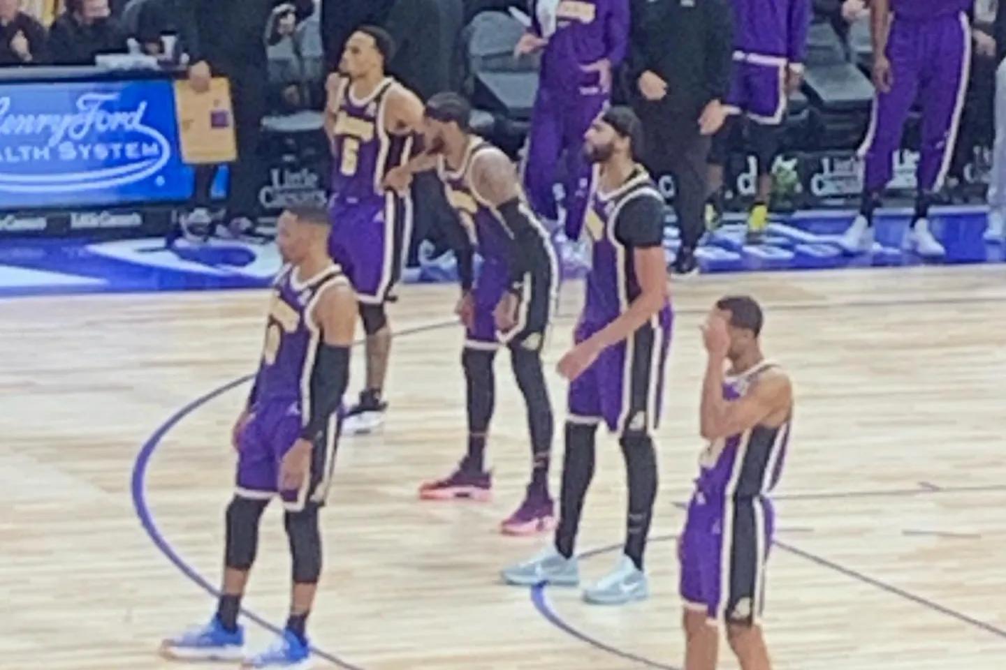 詹姆斯被误解？甩手误伤斯图尔特球迷网友们认定詹姆斯肘击休闲区蓝鸢梦想 - Www.slyday.coM