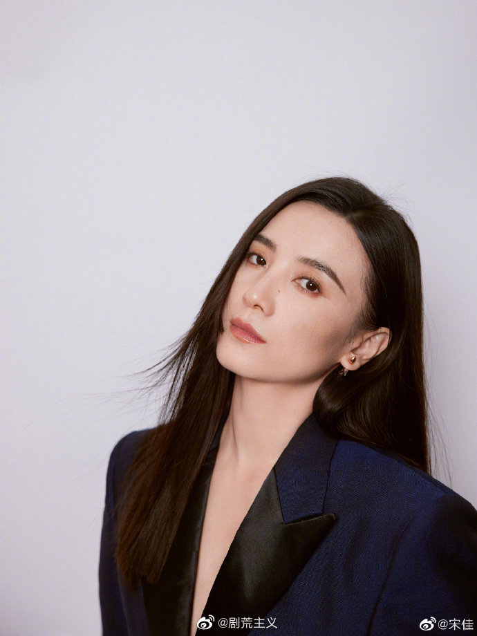 凌晨喝大了的宋佳发微博表白女明星还很清晰的表示我爱的其实都表白过