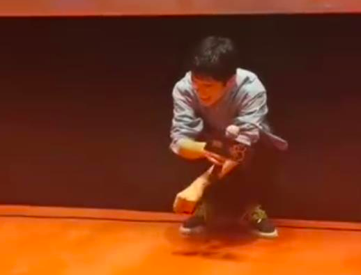 男明星被男粉叫老公时的反应！刘昊然听跪了，朱一龙后牙槽警告休闲区蓝鸢梦想 - Www.slyday.coM