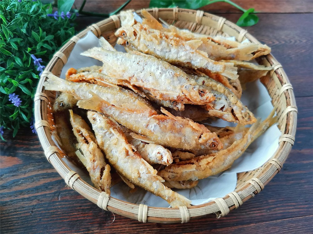 就想准备几道硬菜,刚好我们这边的河里来水啦,路边有卖小河鱼的,叔叔