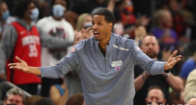 火箭队主教练塞拉斯自豪地认为不打球的约翰·沃尔对球队贡献很大