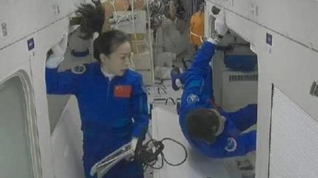 王亚平在空间站边跑步边追剧，咋做到的？太空和地面生活有何不同休闲区蓝鸢梦想 - Www.slyday.coM