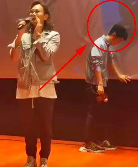 男明星被男粉叫老公时的反应！刘昊然听跪了，朱一龙后牙槽警告休闲区蓝鸢梦想 - Www.slyday.coM