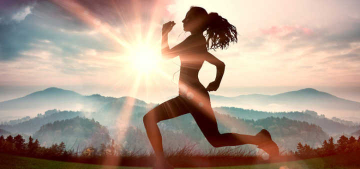 王亚平在空间站边跑步边追剧，咋做到的？太空和地面生活有何不同休闲区蓝鸢梦想 - Www.slyday.coM